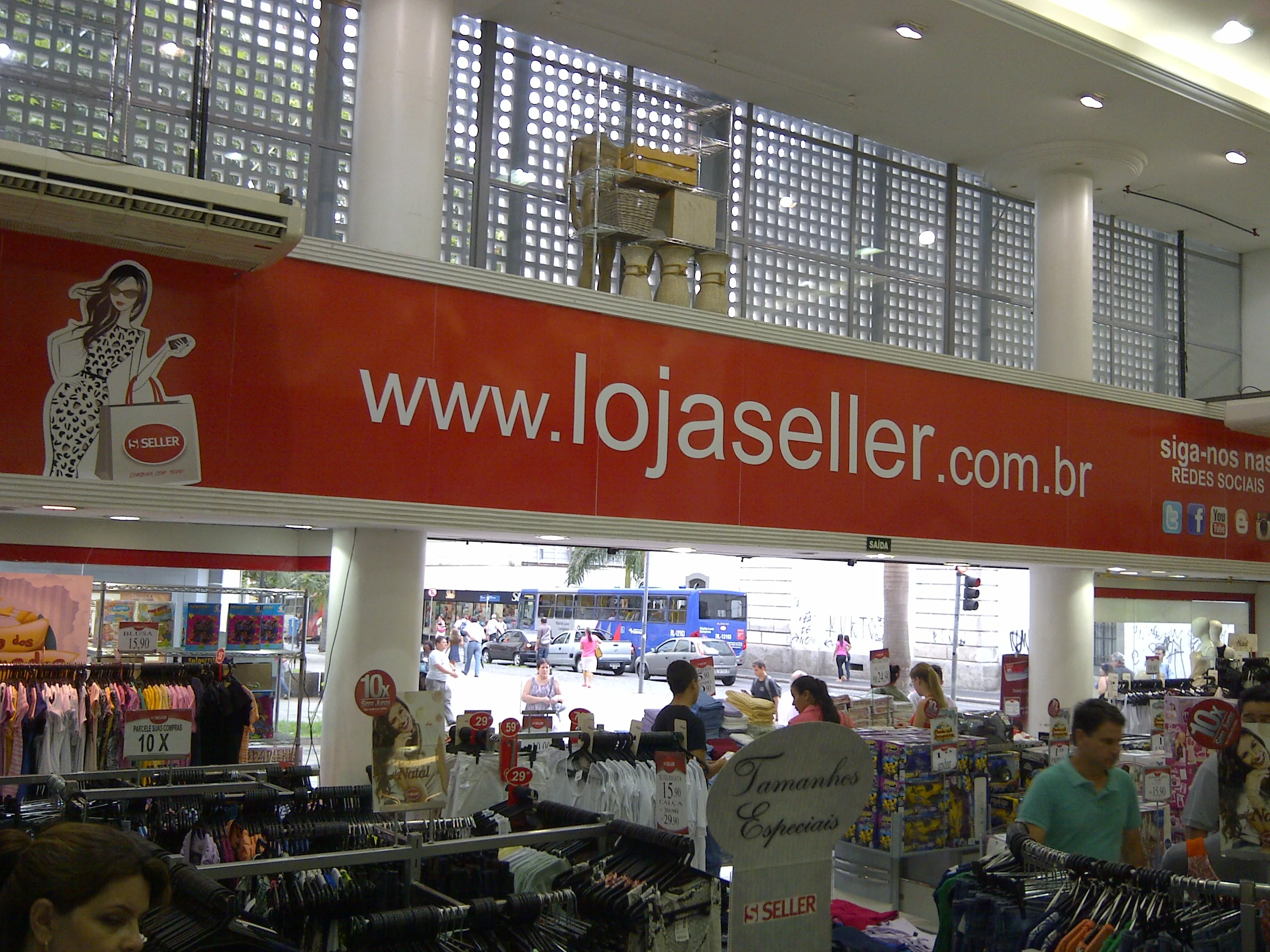 Impressão UV em materiais rígidos